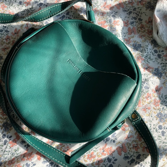 Portland leather large circle crossbody in peacock. Leather - Picture 3 of 6